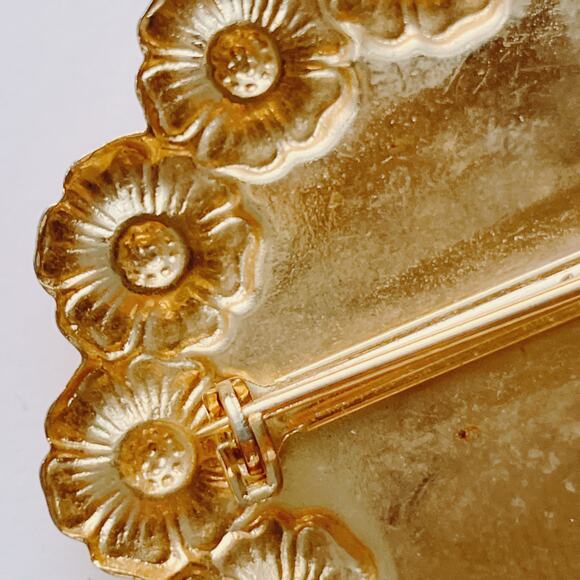Vintage Enamel Floral Brooch Bold Dimensional Costume Pin Gold Tone - Picture 8 of 8